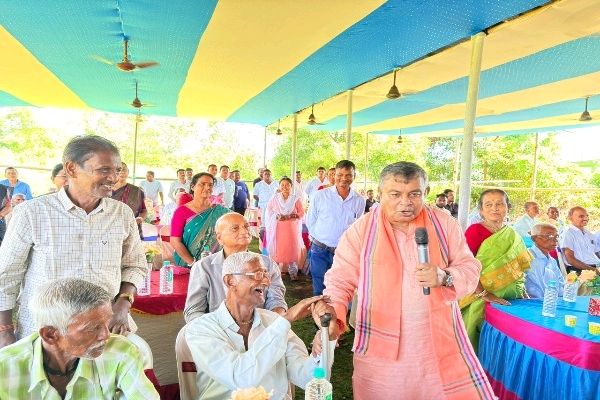 Ratan Lal Nath Felicitates Senior Citizens at Mohanpur Seva Sankalp Programme